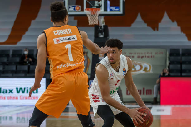 一名中场球 一名中场球